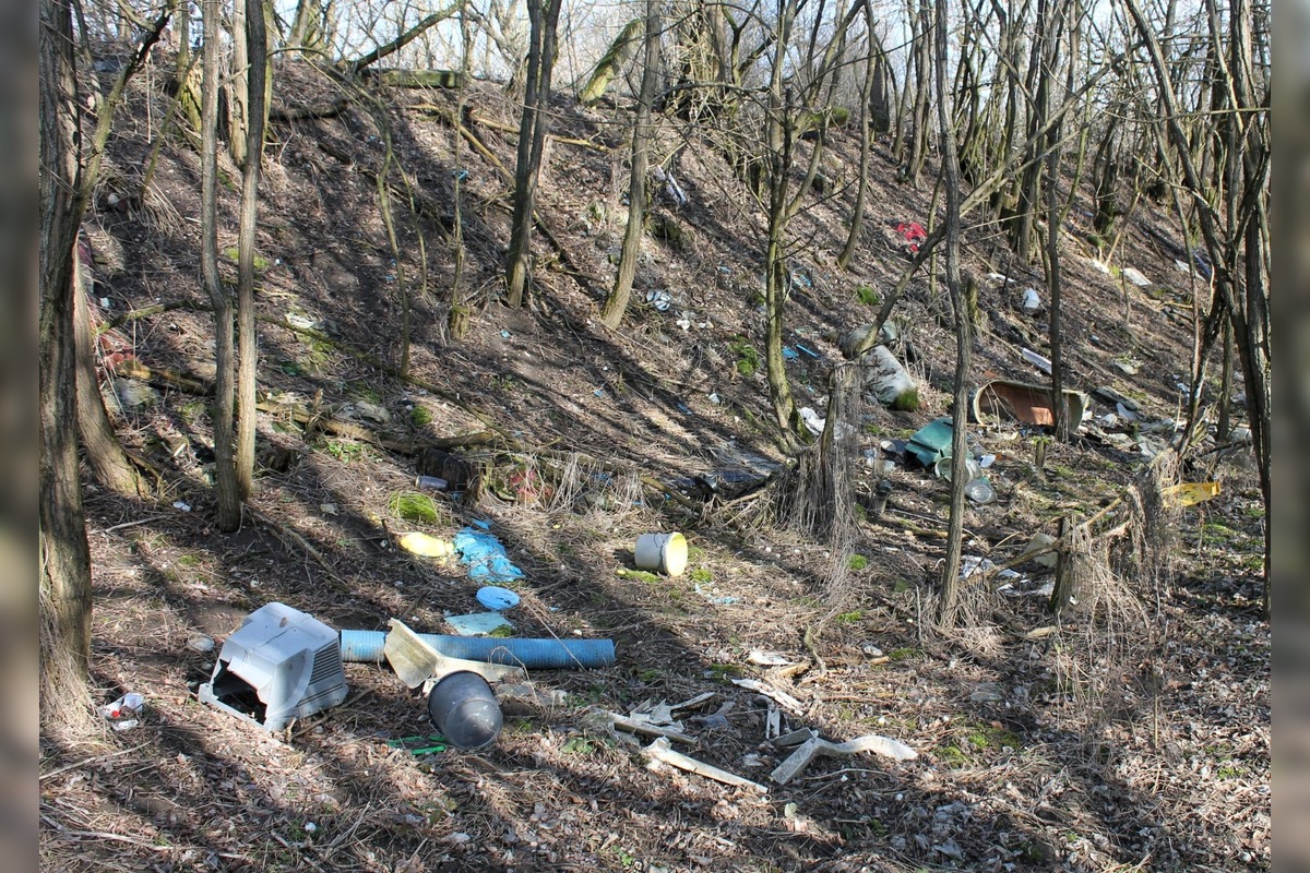 FOTO: Novú cyklotrasu z Nových Zámkov do Nesvád hyzdia odpadky, miestny cyklista pozýva na brigádu, foto 1