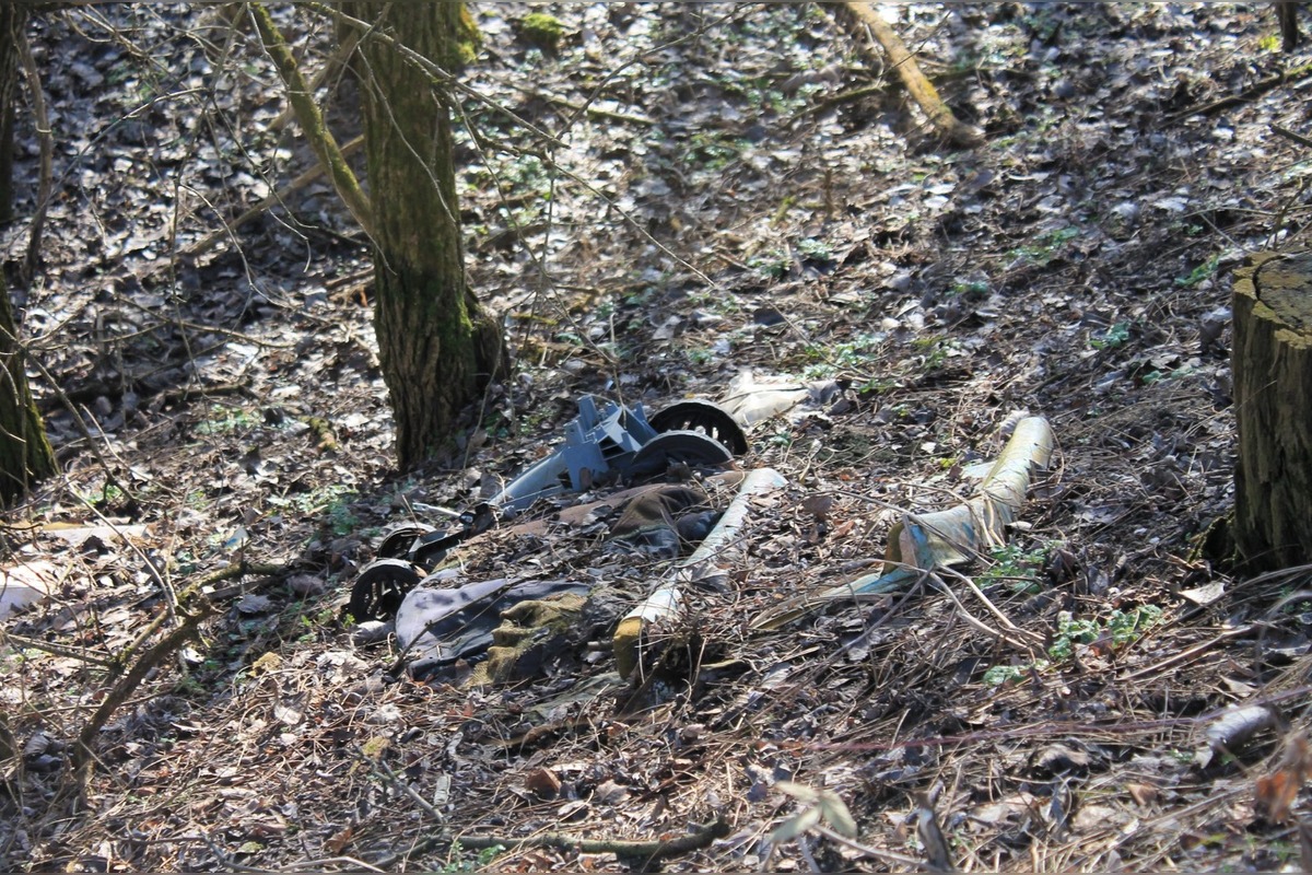 FOTO: Novú cyklotrasu z Nových Zámkov do Nesvád hyzdia odpadky, miestny cyklista pozýva na brigádu, foto 3