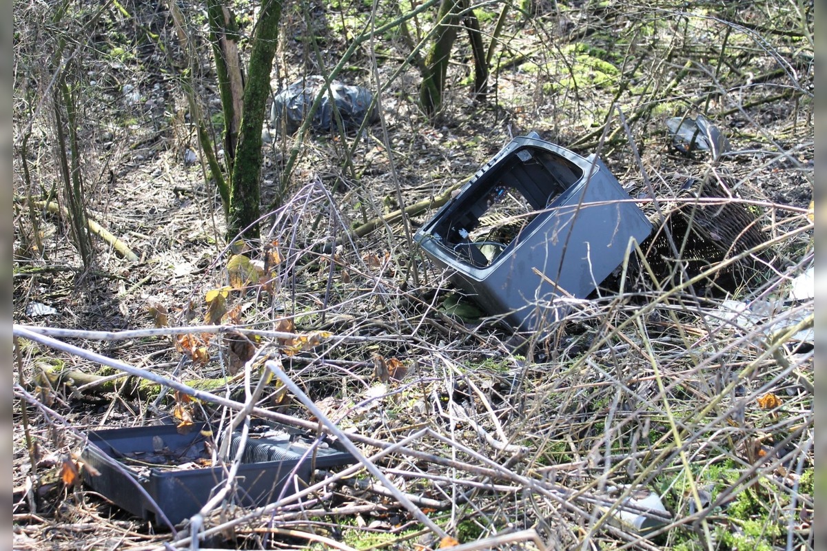 FOTO: Novú cyklotrasu z Nových Zámkov do Nesvád hyzdia odpadky, miestny cyklista pozýva na brigádu, foto 4
