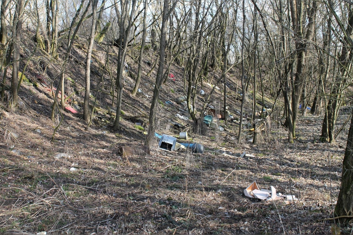 FOTO: Novú cyklotrasu z Nových Zámkov do Nesvád hyzdia odpadky, miestny cyklista pozýva na brigádu, foto 5