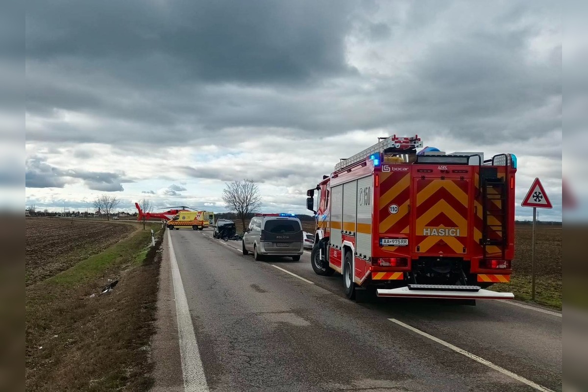 FOTO: V obci Horná Seč došlo k vážnej čelnej zrážke, zasahoval aj vrtuľník, foto 1
