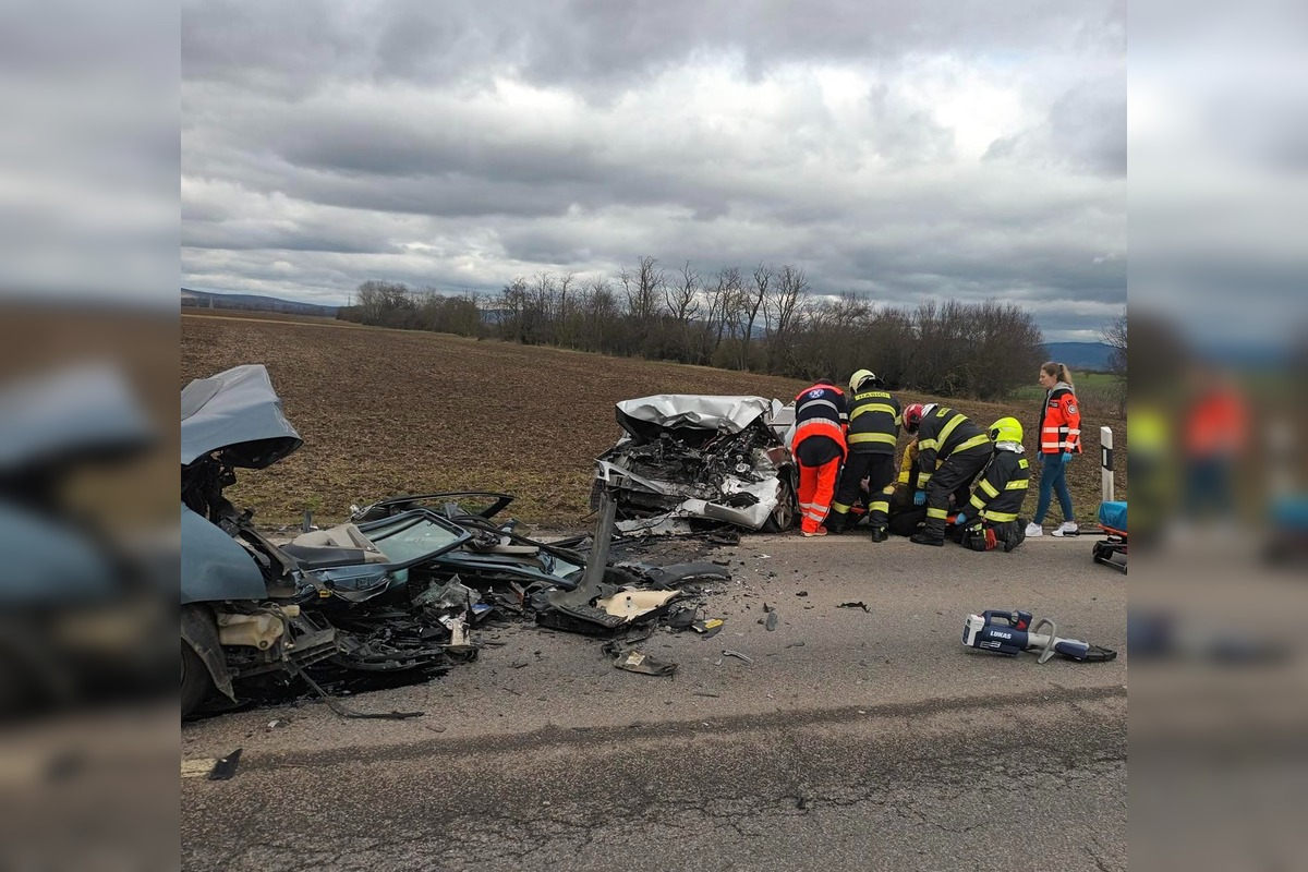 FOTO: V obci Horná Seč došlo k vážnej čelnej zrážke, zasahoval aj vrtuľník, foto 2