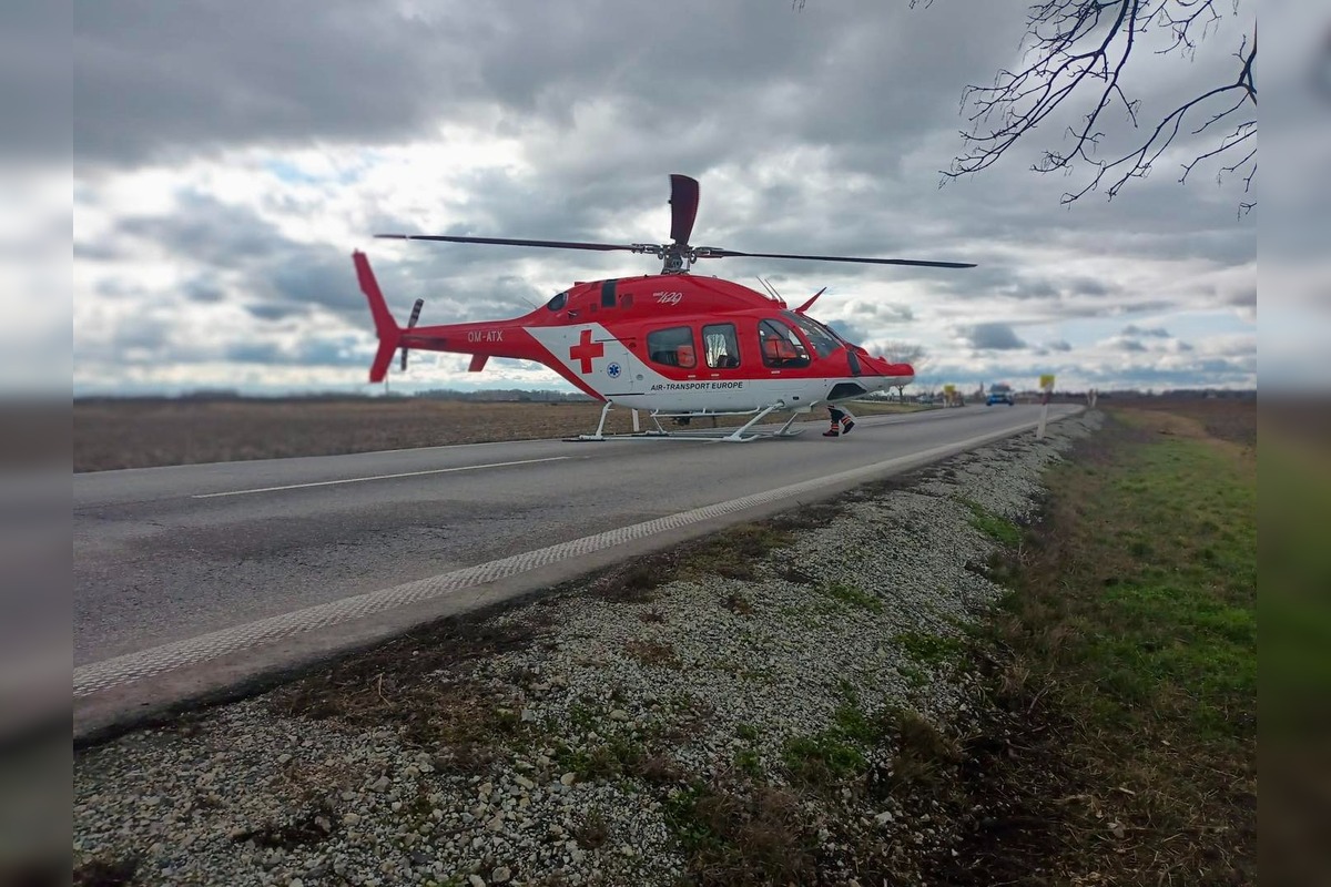 FOTO: V obci Horná Seč došlo k vážnej čelnej zrážke, zasahoval aj vrtuľník, foto 3