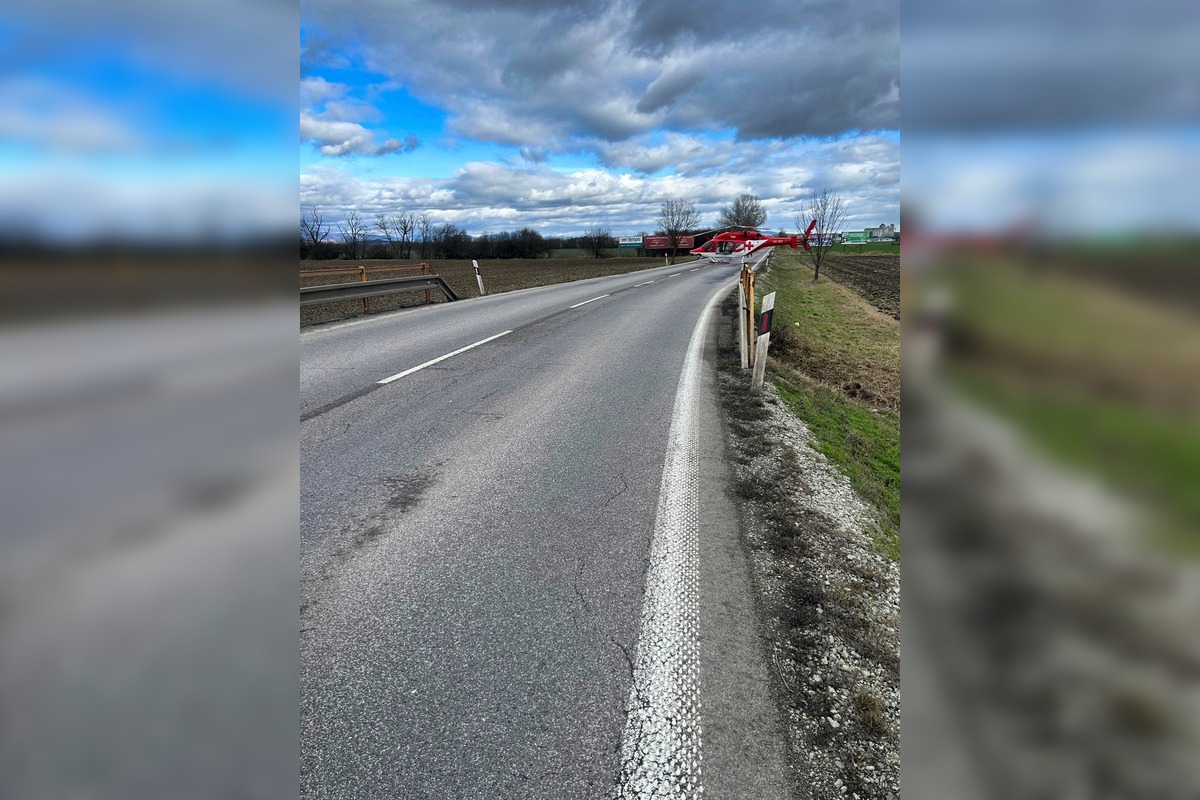 FOTO: V obci Horná Seč došlo k vážnej čelnej zrážke, zasahoval aj vrtuľník, foto 4