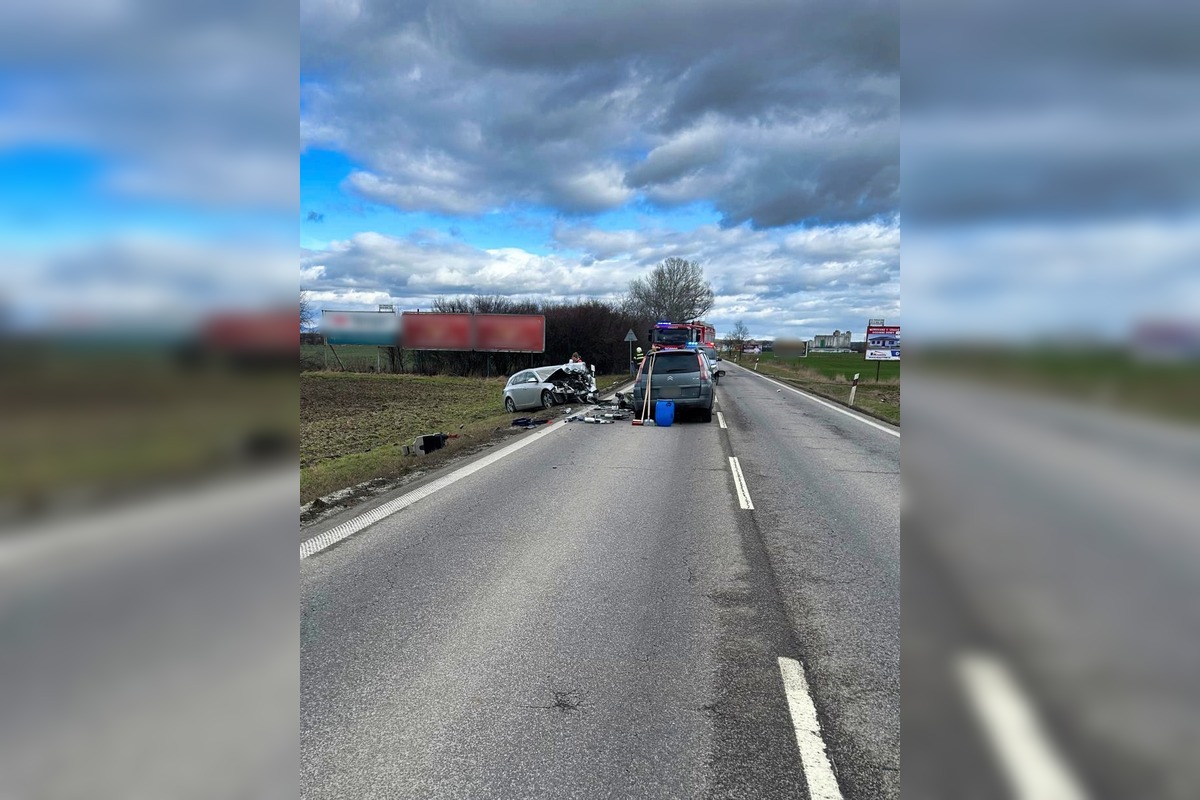 FOTO: V obci Horná Seč došlo k vážnej čelnej zrážke, zasahoval aj vrtuľník, foto 6