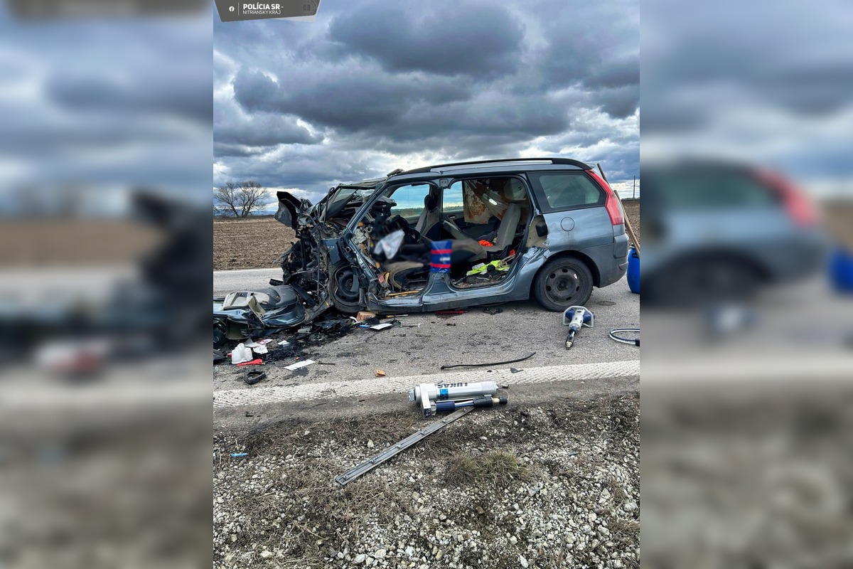 FOTO: V obci Horná Seč došlo k vážnej čelnej zrážke, zasahoval aj vrtuľník, foto 7