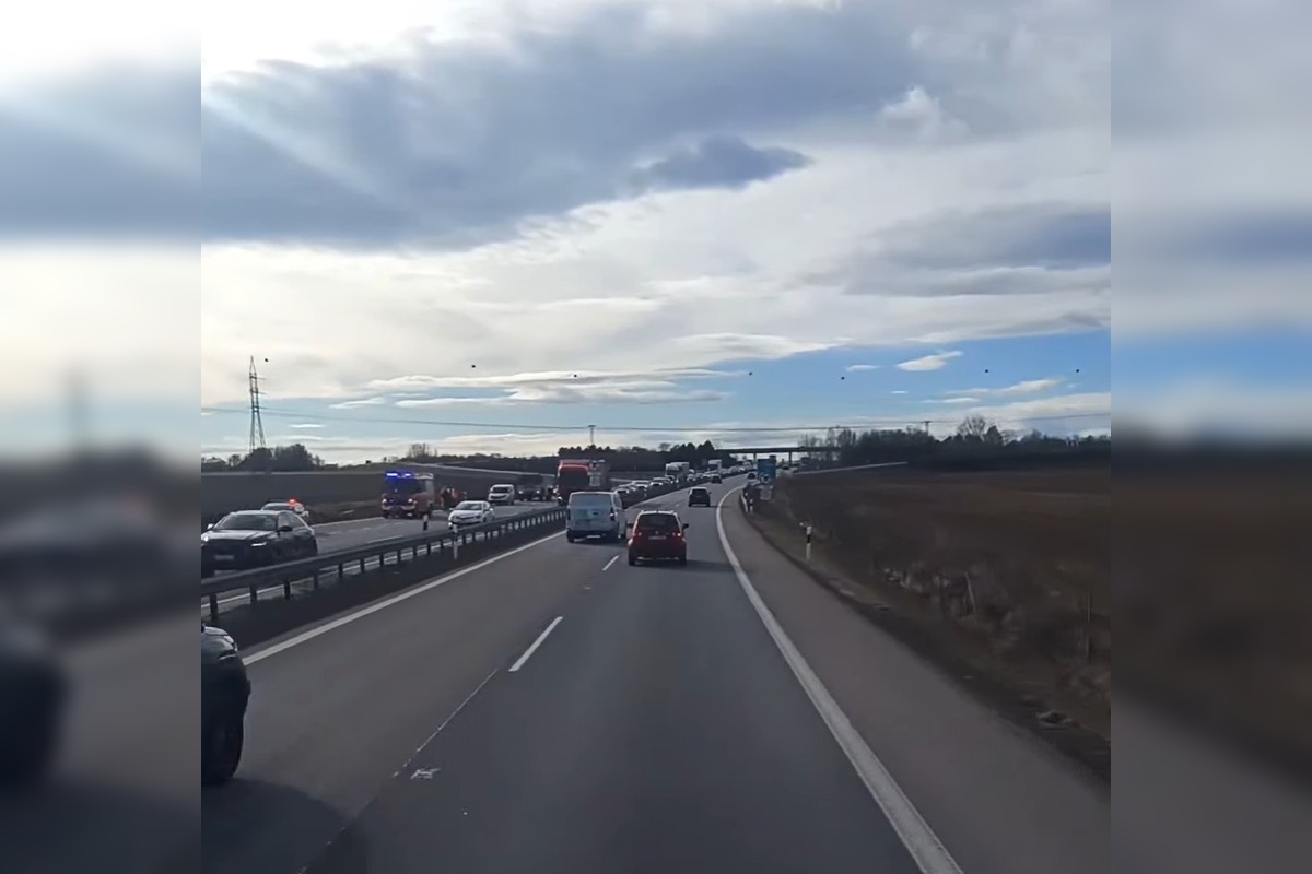 FOTO: Na R1 pred Nitrou havaroval autobus, skončil v poli, foto 6