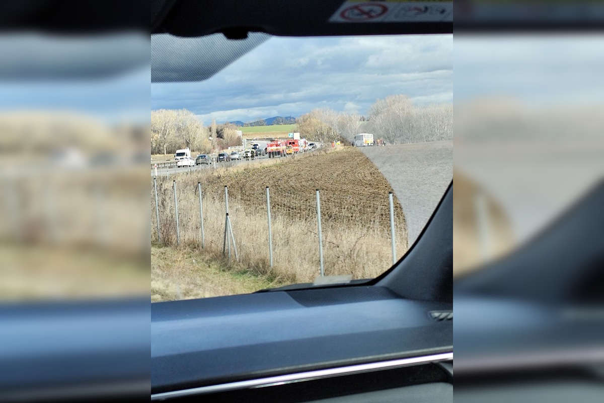 FOTO: Na R1 pred Nitrou havaroval autobus, skončil v poli, foto 5