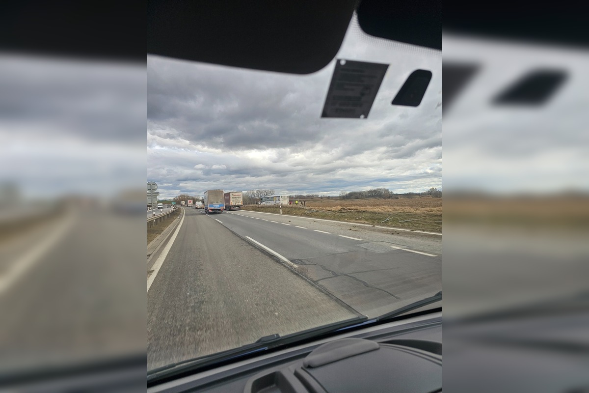 FOTO: Na R1 pred Nitrou havaroval autobus, skončil v poli, foto 4