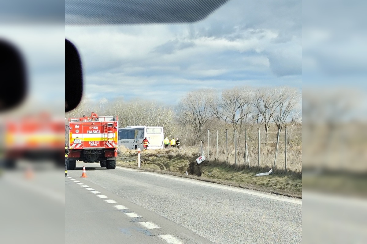 FOTO: Na R1 pred Nitrou havaroval autobus, skončil v poli, foto 3
