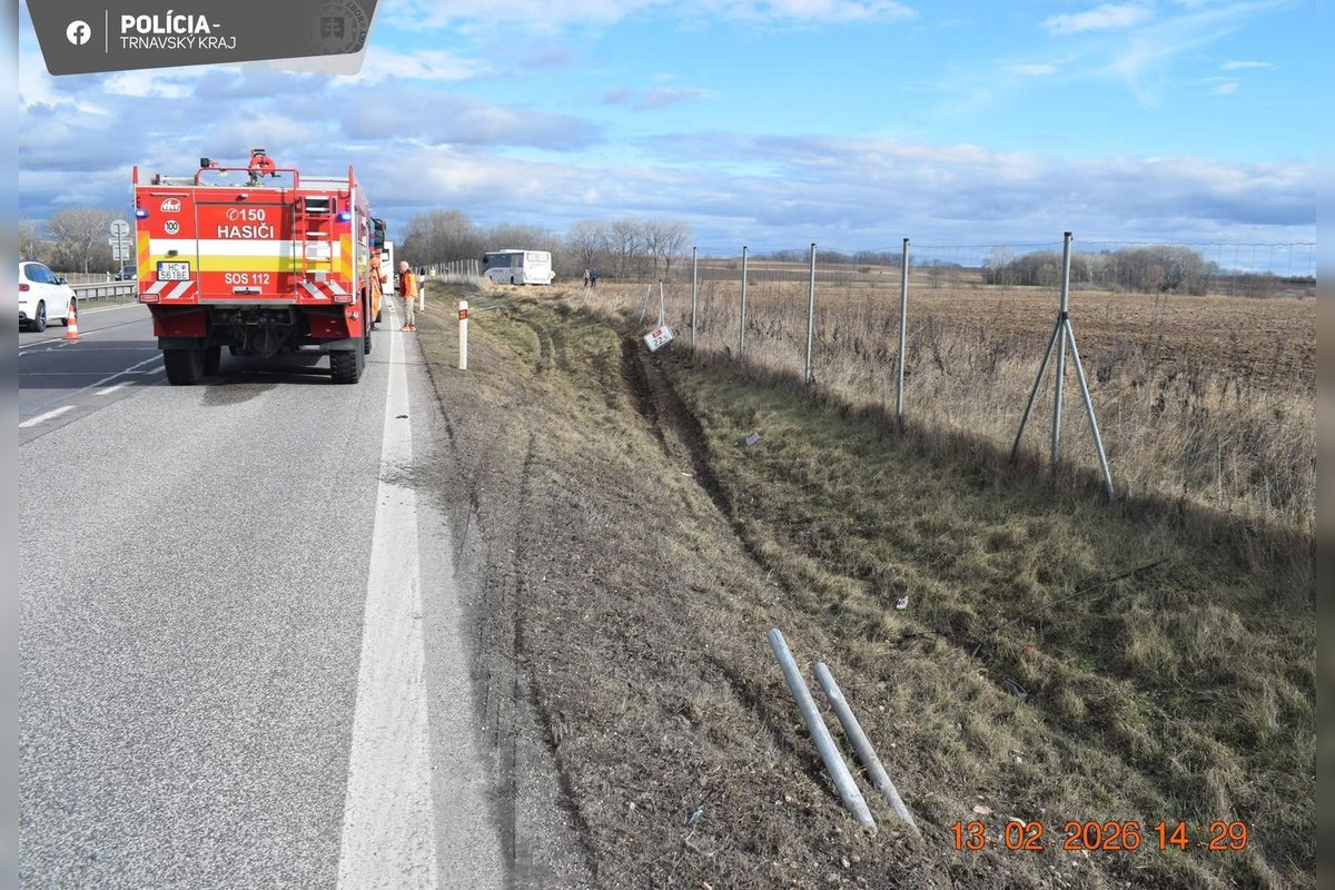 FOTO: Na R1 pred Nitrou havaroval autobus, skončil v poli, foto 2