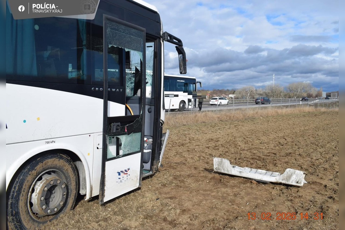 FOTO: Na R1 pred Nitrou havaroval autobus, skončil v poli, foto 1