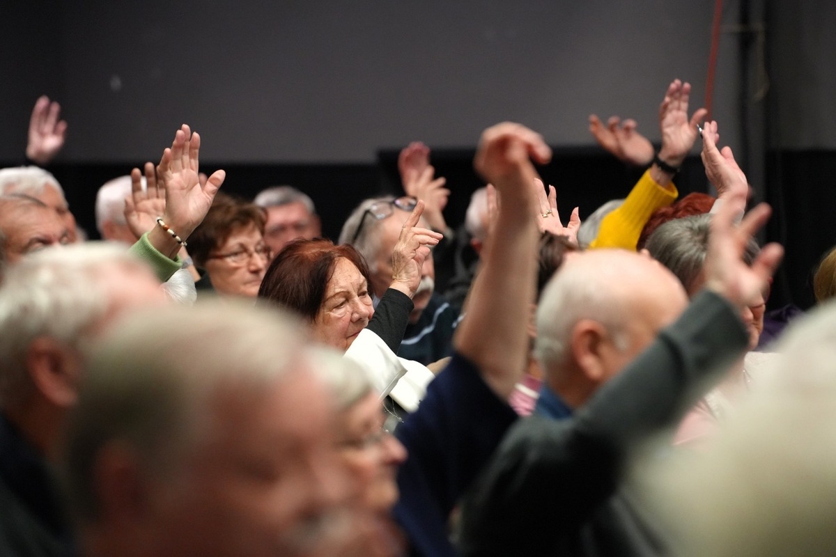 FOTO: Seniori v Nitre si zvolili nové predsedníctvo, po 14 rokoch končí Anton Chudík a nahradí ho Kornélia Turbová, foto 4