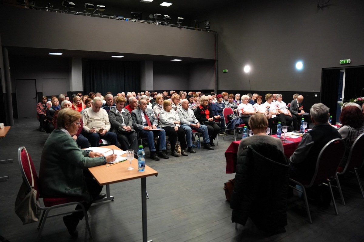 FOTO: Seniori v Nitre si zvolili nové predsedníctvo, po 14 rokoch končí Anton Chudík a nahradí ho Kornélia Turbová, foto 11