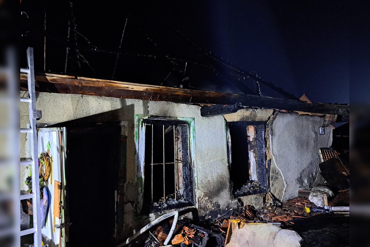 FOTO: Nočný požiar rodinného domu si vyžiadal obeť. V Cabaj-Čápore zasahovali hasiči, foto 1