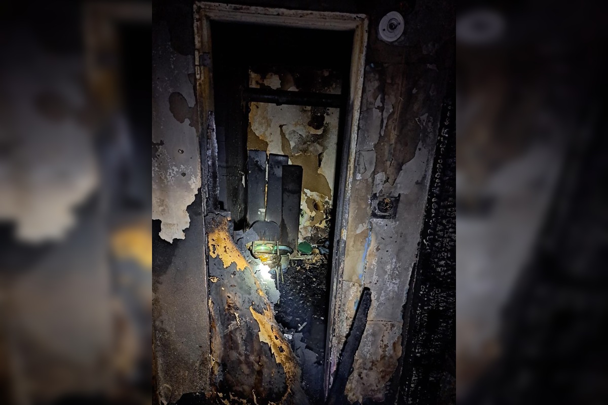 FOTO: Nočný požiar rodinného domu si vyžiadal obeť. V Cabaj-Čápore zasahovali hasiči, foto 2