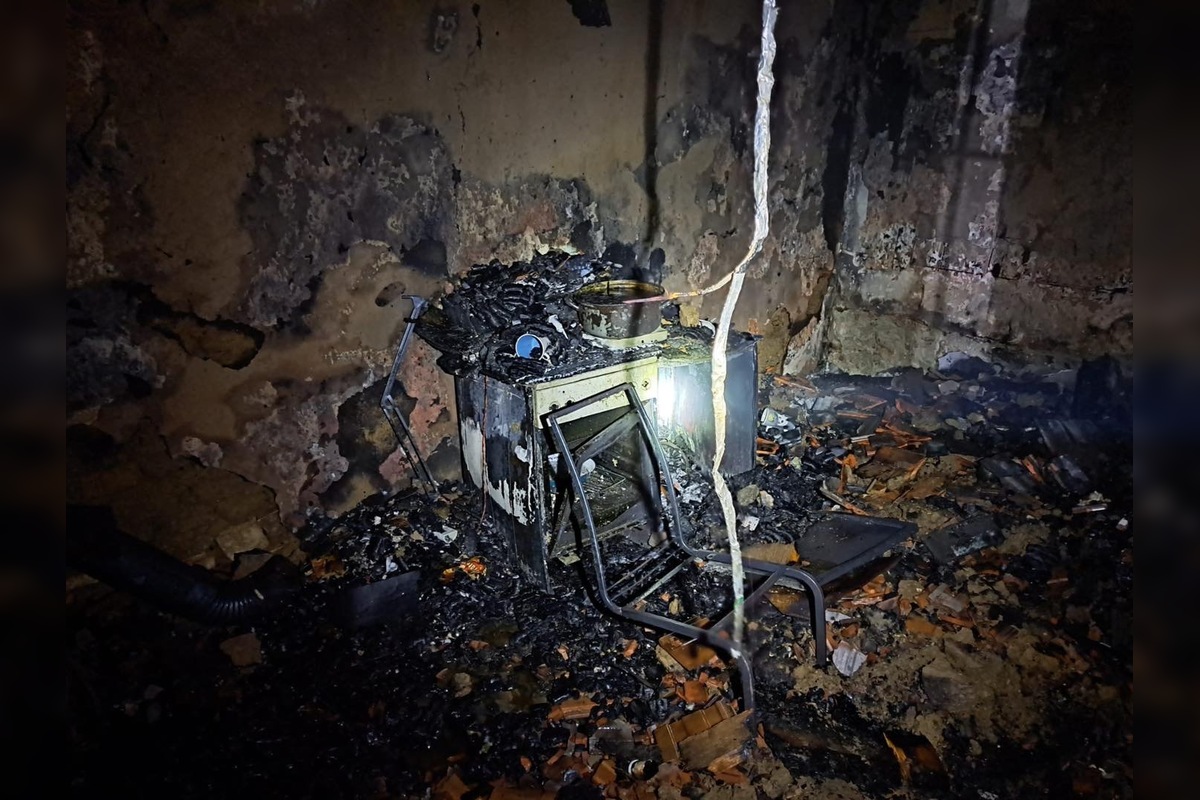 FOTO: Nočný požiar rodinného domu si vyžiadal obeť. V Cabaj-Čápore zasahovali hasiči, foto 3