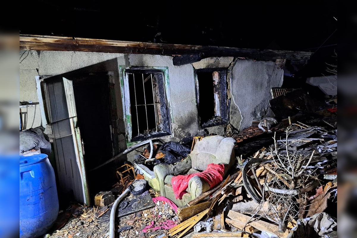 FOTO: Nočný požiar rodinného domu si vyžiadal obeť. V Cabaj-Čápore zasahovali hasiči, foto 4