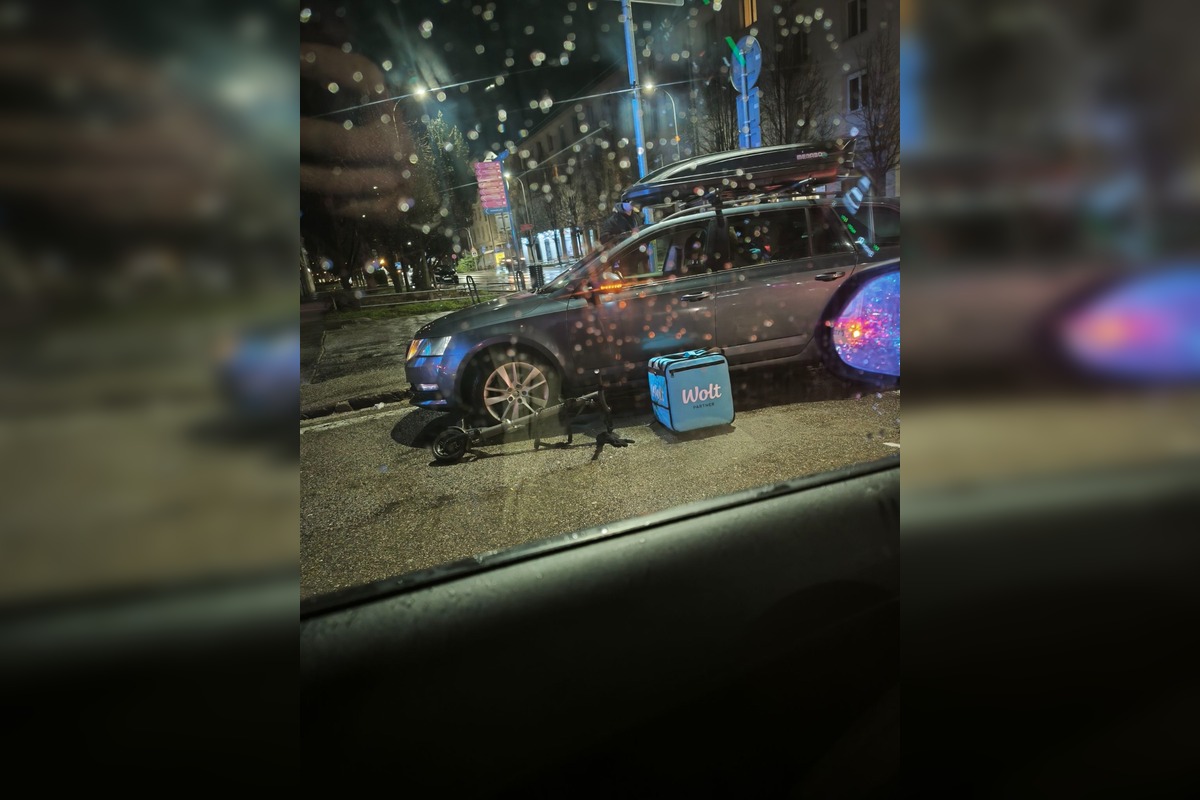 FOTO: Zrážka auta s kuriérkou na kolobežke v Nitre, foto 2