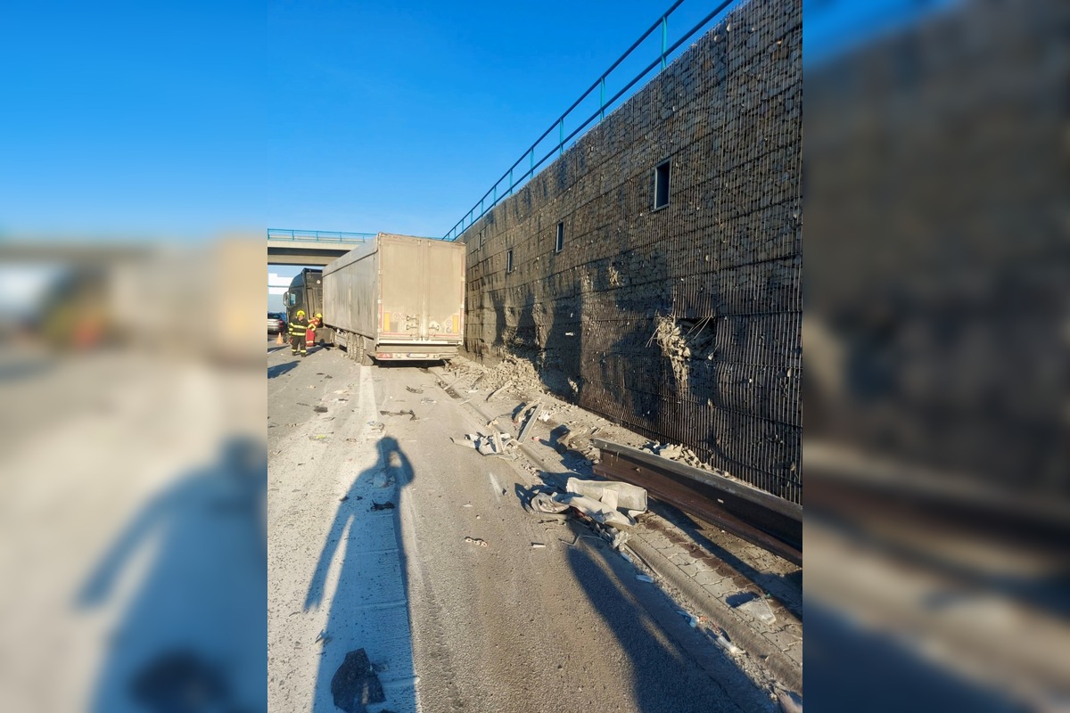 FOTO: Hrozivá zrážka kamiónu a auta na R1 pred Nitrou, foto 1