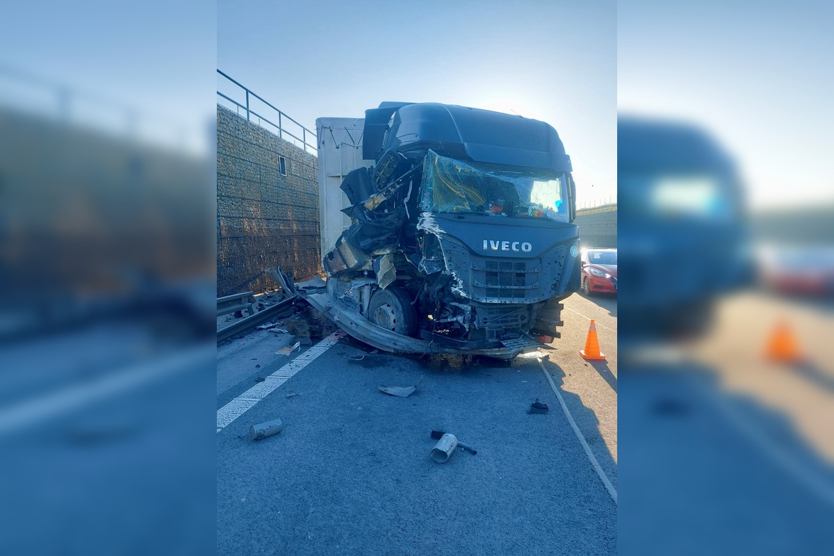 FOTO: Hrozivá zrážka kamiónu a auta na R1 pred Nitrou, foto 2