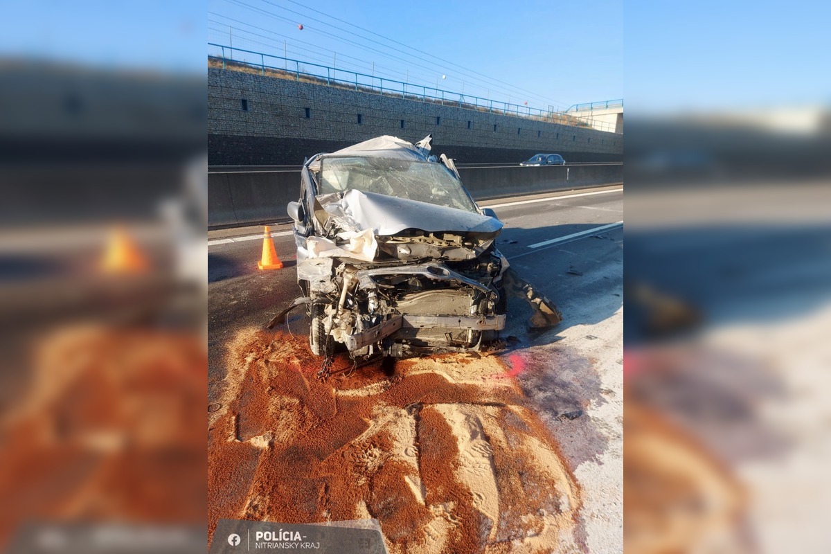 FOTO: Hrozivá zrážka kamiónu a auta na R1 pred Nitrou, foto 3