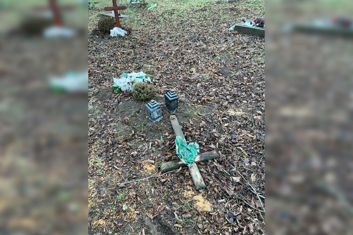 FOTO: Dvaja muži poškodili na cintoríne vo Veľkom Kýre hrobové miesta, foto 1