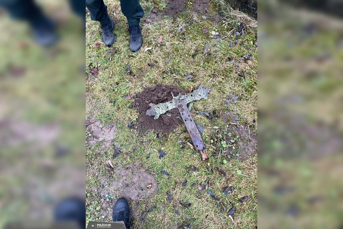 FOTO: Dvaja muži poškodili na cintoríne vo Veľkom Kýre hrobové miesta, foto 2