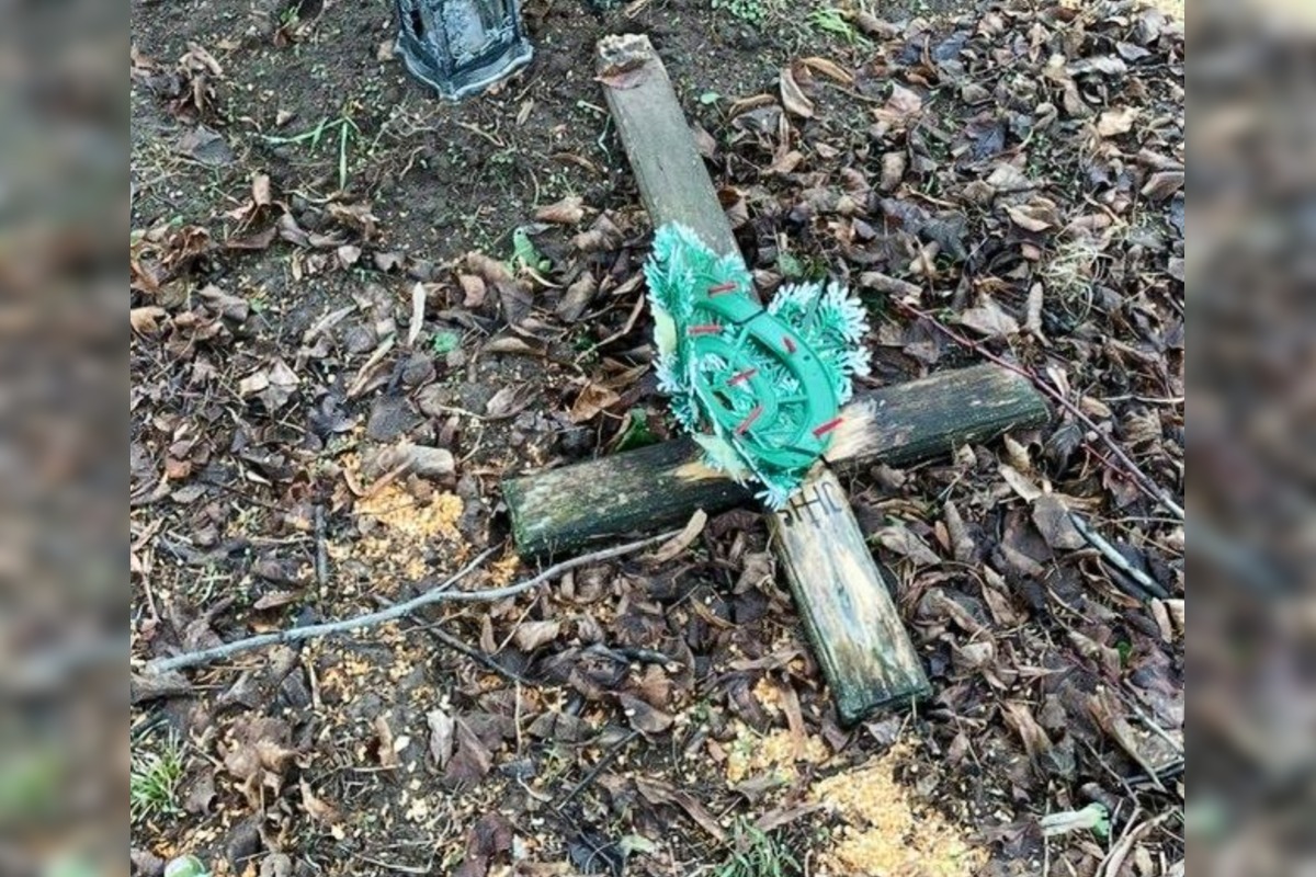 FOTO: Dvaja muži poškodili na cintoríne vo Veľkom Kýre hrobové miesta, foto 3