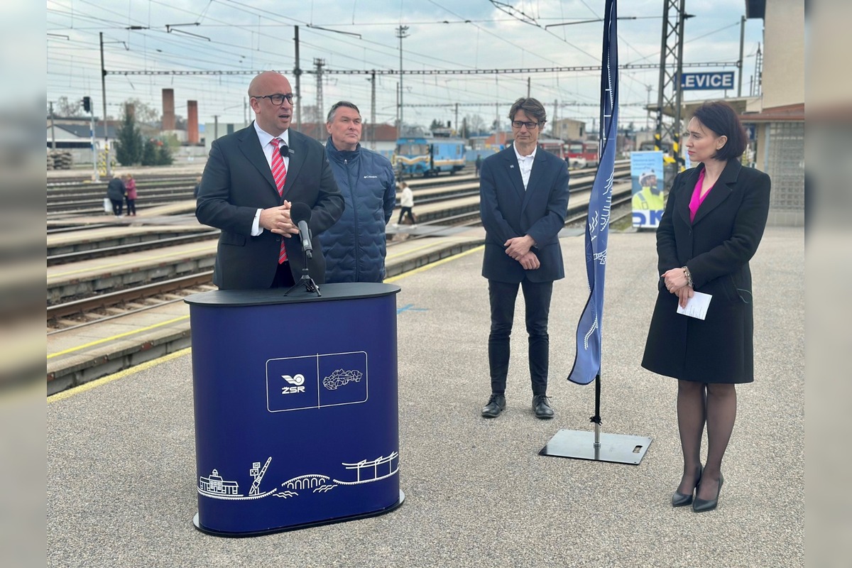 FOTO: Vlaky pri Leviciach majú jazdiť spoľahlivejšie, foto 1