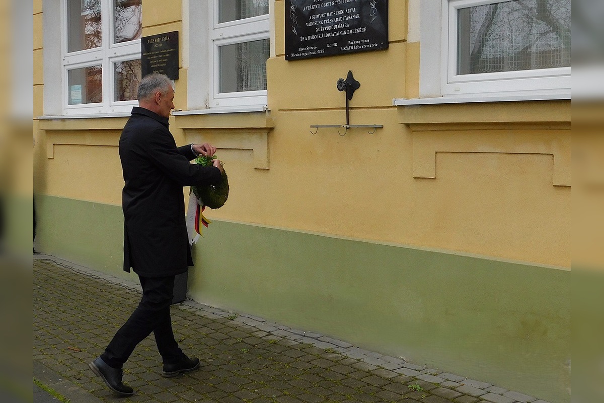 FOTO: Tichá poklona obetiam vojny. Štúrovo si pripomenulo oslobodenie mesta pietnou slávnosťou, foto 2