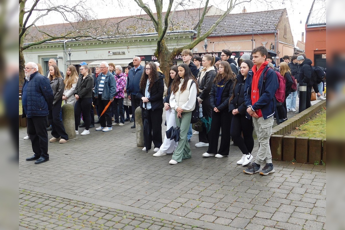 FOTO: Tichá poklona obetiam vojny. Štúrovo si pripomenulo oslobodenie mesta pietnou slávnosťou, foto 7
