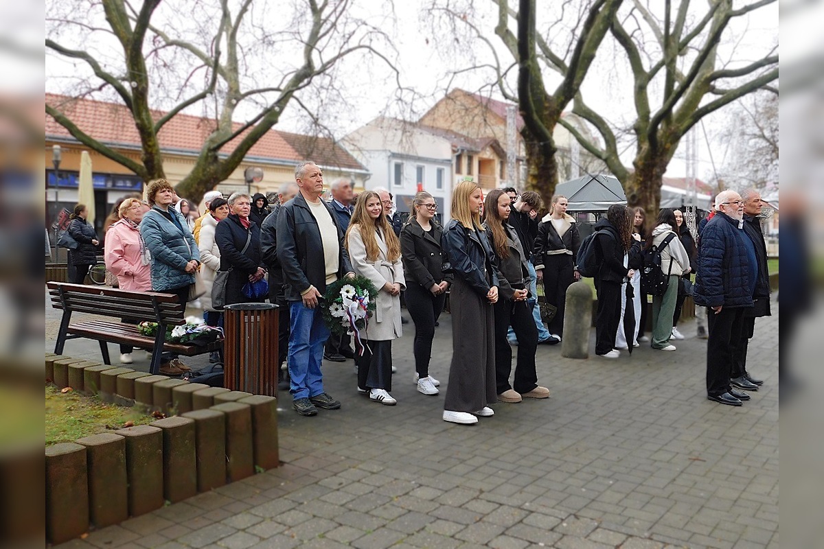 FOTO: Tichá poklona obetiam vojny. Štúrovo si pripomenulo oslobodenie mesta pietnou slávnosťou, foto 8