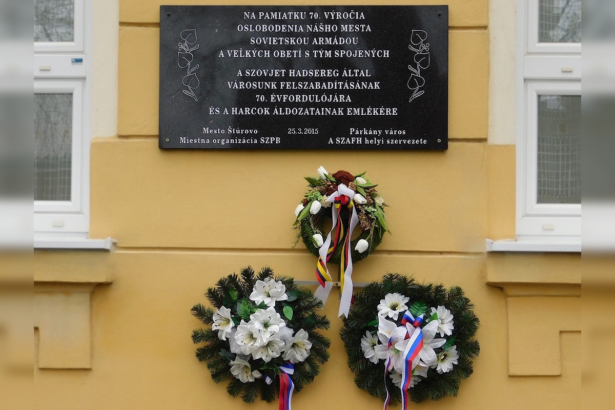FOTO: Tichá poklona obetiam vojny. Štúrovo si pripomenulo oslobodenie mesta pietnou slávnosťou, foto 10