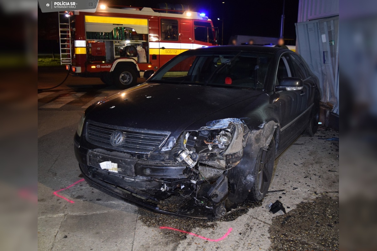 FOTO: Opití či napriek zákazu. Vodiči v Nitrianskom kraji spôsobili nehody a skončili v cele, foto 4