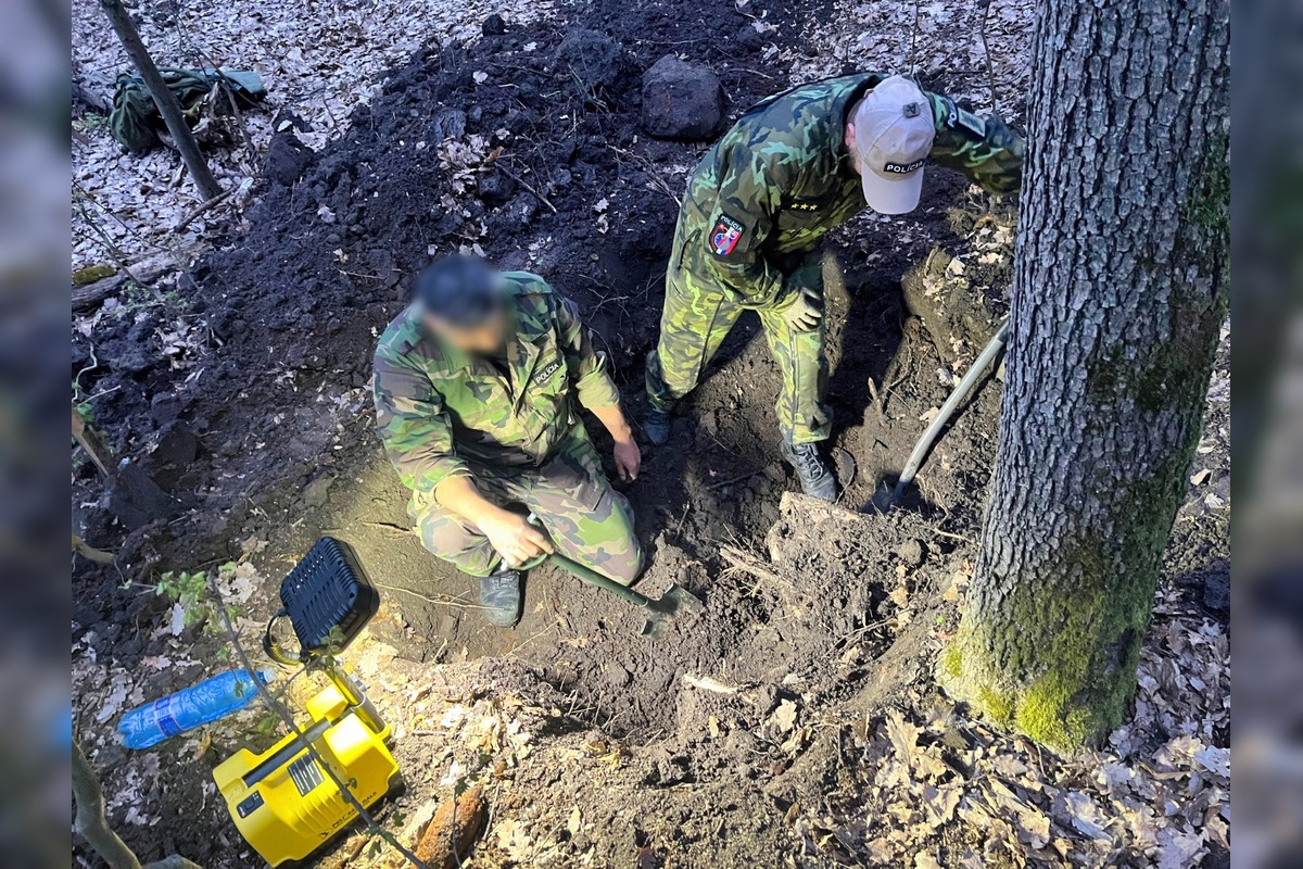 FOTO: V obci Chľaba sa našlo rekordných 180 kusov delostreleckých mín , foto 4