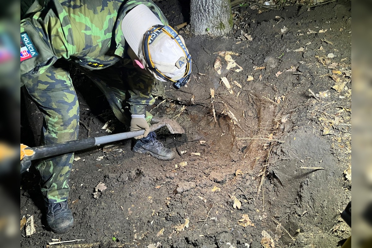 FOTO: V obci Chľaba sa našlo rekordných 180 kusov delostreleckých mín , foto 5