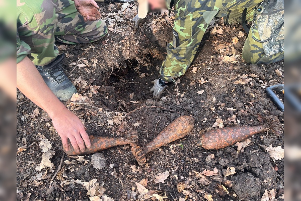 FOTO: V obci Chľaba sa našlo rekordných 180 kusov delostreleckých mín , foto 6