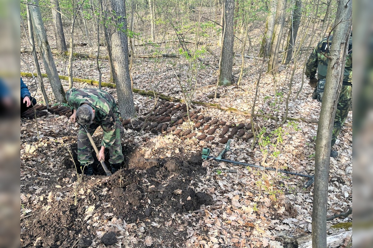 FOTO: V obci Chľaba sa našlo rekordných 180 kusov delostreleckých mín , foto 2