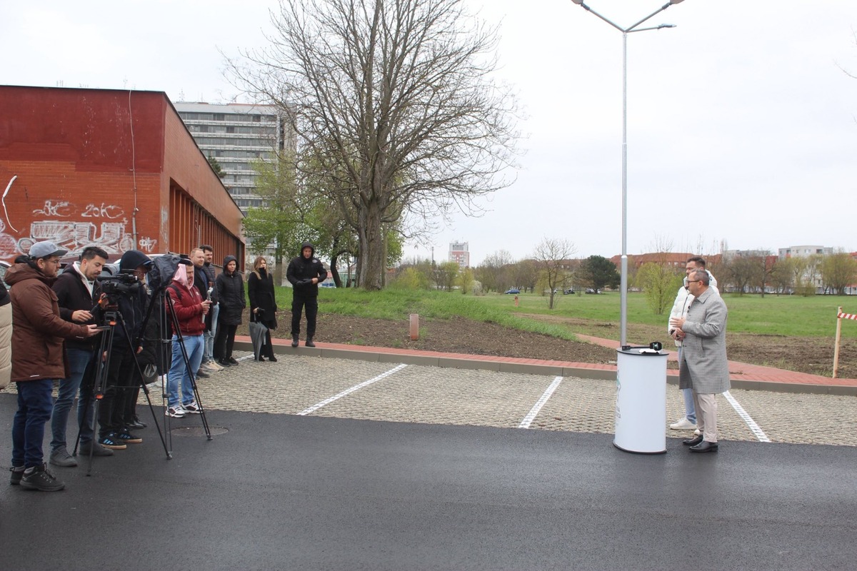 FOTO: Novozámocká nemocnica otvorila nové parkovisko, poslúži zamestnancom , foto 2