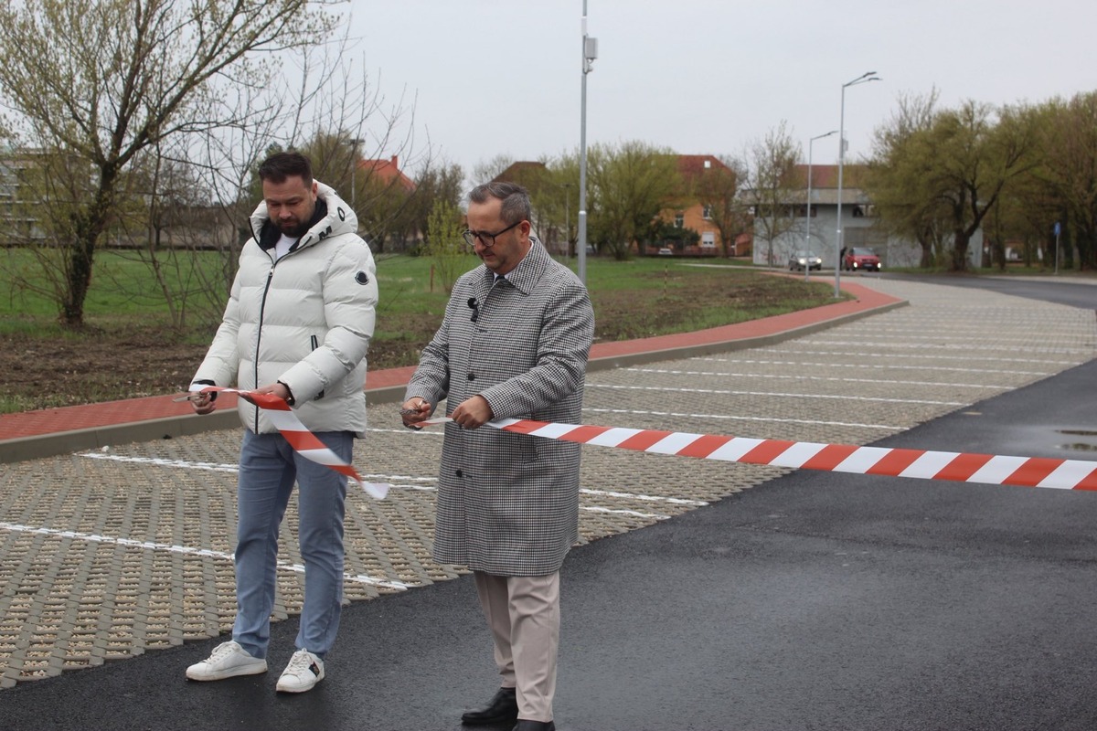 FOTO: Novozámocká nemocnica otvorila nové parkovisko, poslúži zamestnancom , foto 3