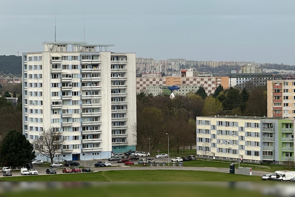 FOTO: Vrtuľník v centre Nitry vzbudil nečakanú pozornosť. , foto 1