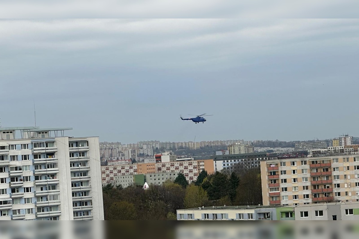 FOTO: Vrtuľník v centre Nitry vzbudil nečakanú pozornosť. , foto 2