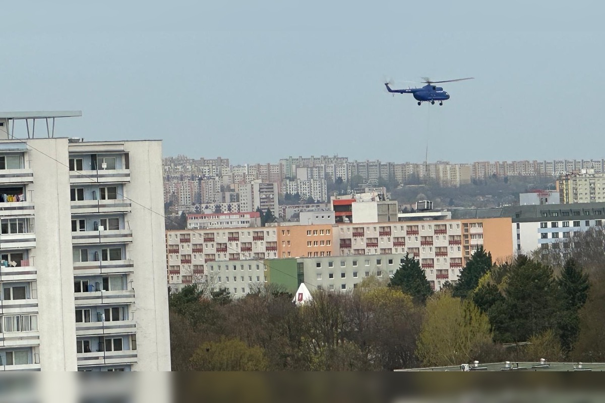 FOTO: Vrtuľník v centre Nitry vzbudil nečakanú pozornosť. , foto 3