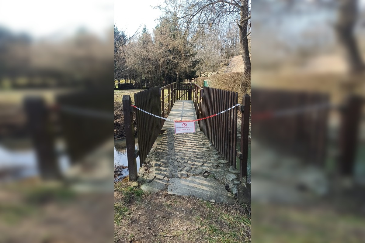 FOTO: Prístupový mostík k vysunutej expozícii Múzea Levice je pre poškodenie uzavretý, foto 1