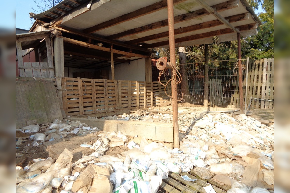 FOTO: Hospodárske zvieratá v Golianove žili v otrasných podmienkach, bez potravy a medzi tisíckami rúšok, foto 6