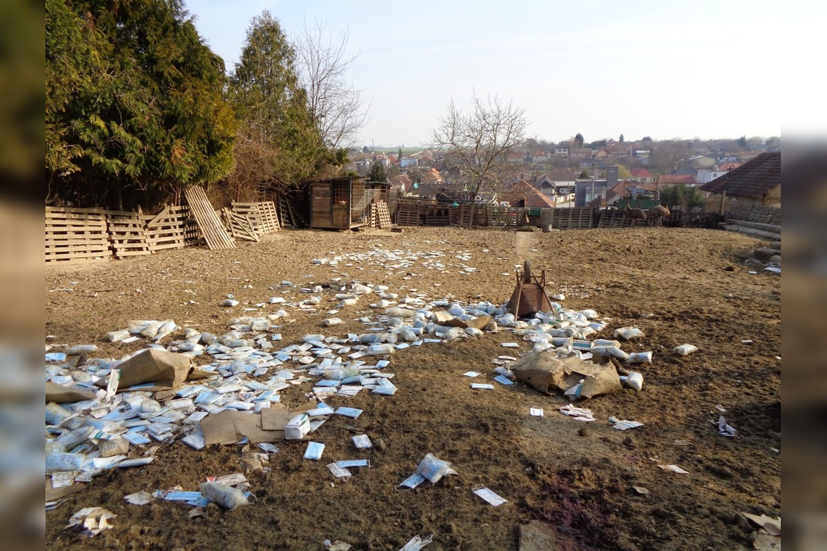 FOTO: Hospodárske zvieratá v Golianove žili v otrasných podmienkach, bez potravy a medzi tisíckami rúšok, foto 2