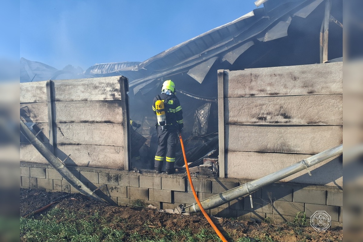 FOTO: Požiar pri družstve v Golianove , foto 3