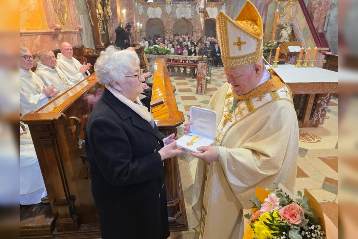 FOTO: Anna Vargová z Nitry získala pápežské ocenenie Benemerenti za pomoc cirkvi, foto 7