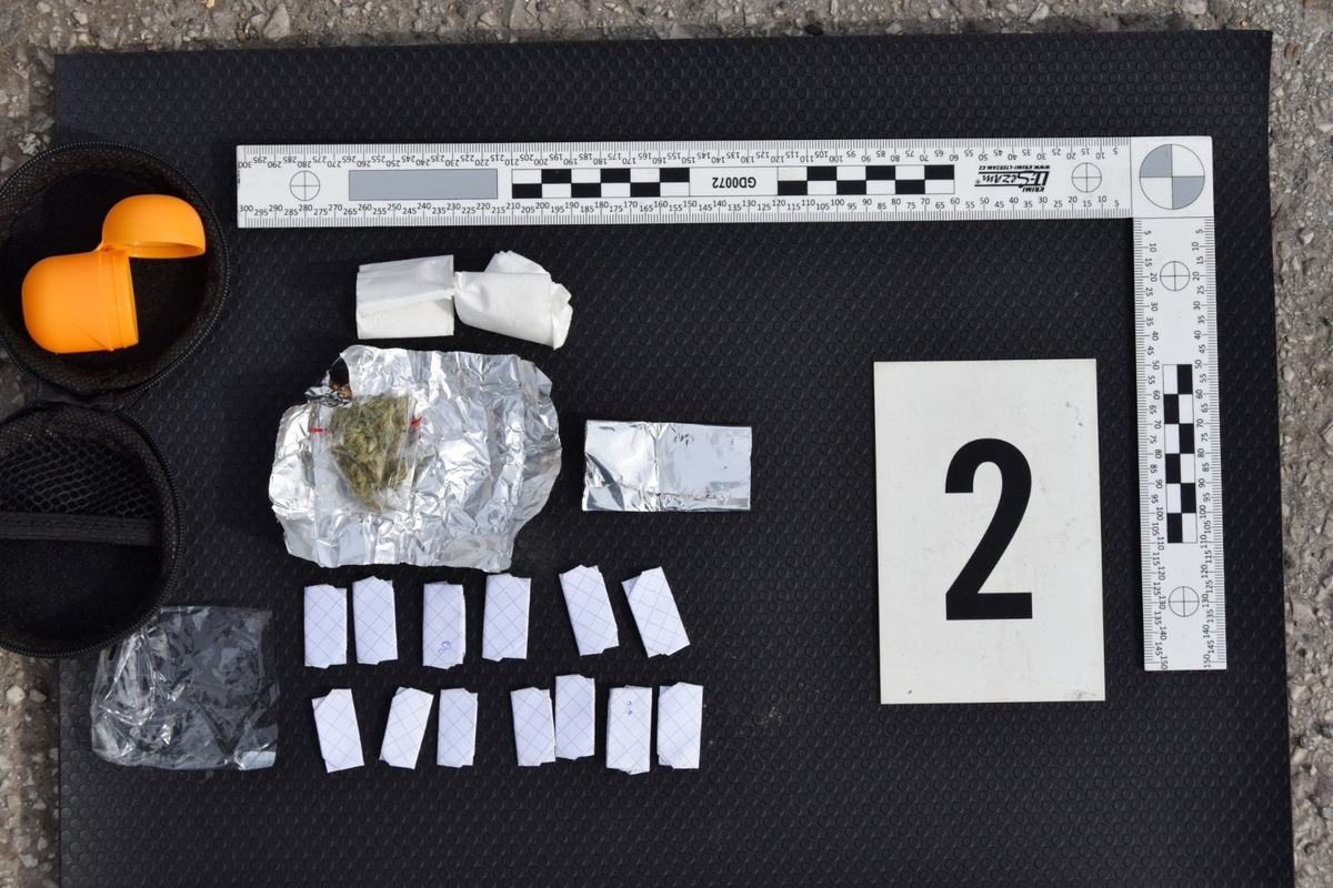 FOTO: Kriminalisti zadržali v Topoľčanoch muža, je podozrivý z obchodovania s heroínom, foto 1